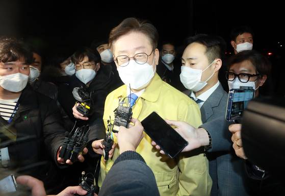 2022년 3월 이만희 신천지예수교 증거장막성전 총회장의 검체 채취를 위해 가평군 평화연수원을 찾은 당시 이재명 경기도지사가 평화연수원을 나서 취재진의 질문에 답하고 있다.뉴시스