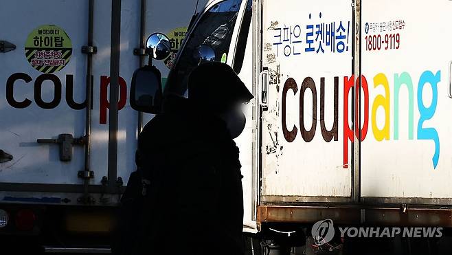 쿠팡, 개인정보배상보험 법정 최소금액만 가입 (서울=연합뉴스) 김인철 기자 = 쿠팡과 SK텔레콤 등 대규모 고객 계정 유출 사고를 낸 기업 대부분이 피해자를 구제하는 '개인정보유출 배상보험'을 법정 최소 금액으로만 가입해 온 것으로 나타난 8일 서울 시내의 한 쿠팡 물류센터의 배송차량 모습. 2025.12.8 yatoya@yna.co.kr