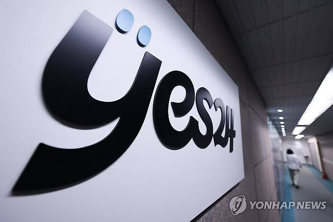 예스24, 해킹사태로 나흘째 먹통 (서울=연합뉴스) 서대연 기자 = 국내 최대 규모의 인터넷서점 예스24에 대한 해킹 사태가 나흘째 이어진 12일 서울 영등포구 예스24 본사의 모습.
예스24는 지난 9일 컴퓨터 시스템이나 데이터를 암호화한 뒤 돈을 요구하는 랜섬웨어 해킹을 당해 앱과 홈페이지가 먹통이 됐다. 예스24는 보안 인력 10여명을 전원 투입해 밤낮으로 복구 작업에 매진하고 있다고 밝혔다. 2025.6.12 dwise@yna.co.kr