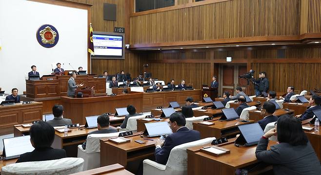 손근호 울산시의원이 지난 12일 본회의장에서 열린 제260회 제2차 정례회 3차 본회의에서 울산 중학교 배정 문제와 관련해 천창수 교육감과의 시정질문을 하고 있다. 이수화 기자