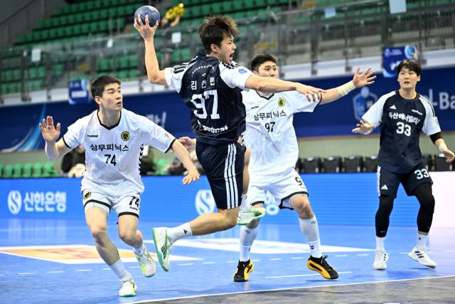 두산 핸드볼팀 김연빈이 지난 13일 열린 H리그 남자부 상무 피닉스와의 경기에서 점프슛을 하고 있다./한국핸드볼연맹/