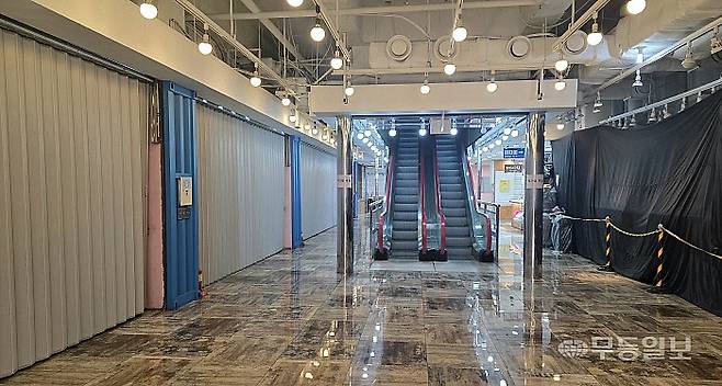 광주 동구 충장로2가에 위치한 갤러리존 입구. 오른쪽에 입점했던 옷가게가 지난해 철수한 이후 입구 양쪽 점포가 비어 있다.