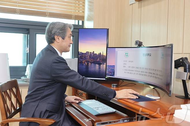 PC를 이용하는 이근배 전남대 총장.(전남대 제공. 재배포 및 DB 금지)/뉴스1
