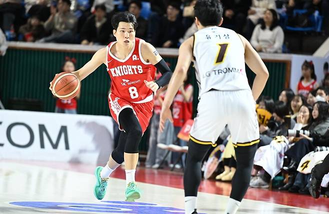 서울 SK 안영준이 13일 잠실학생체육관에서 열린 2025~2026 LG전자 프로농구 정규리그 창원 LG전에서 드리블을 하고 있다. /사진=KBL