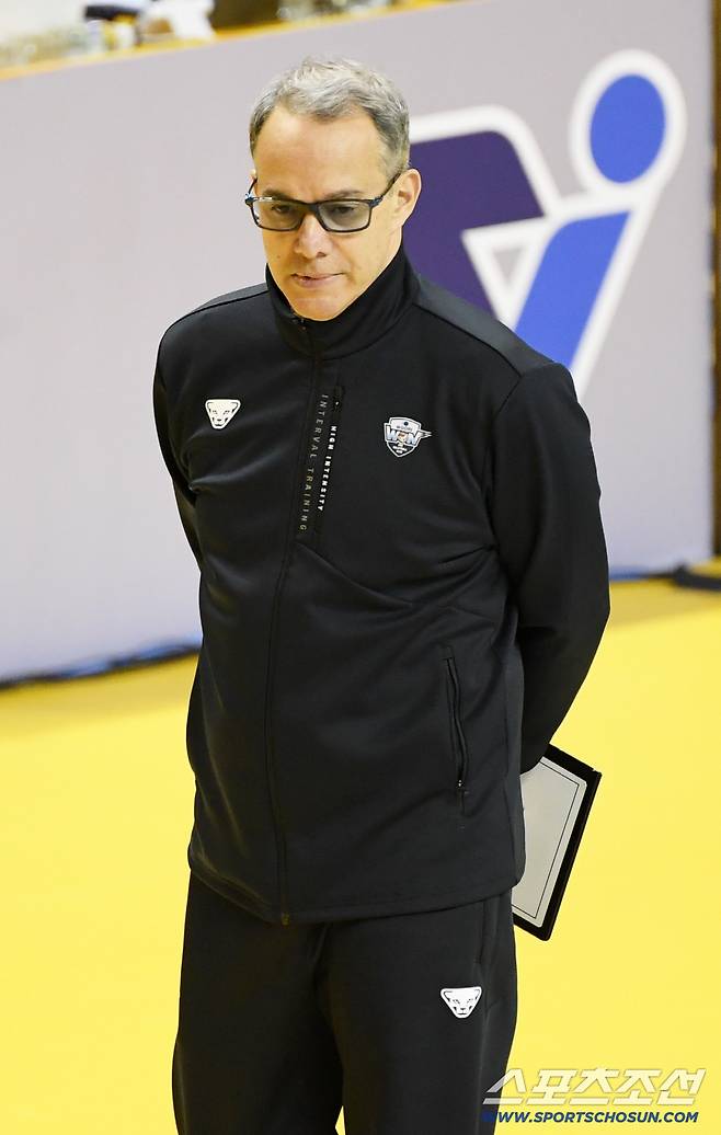 22일 의정부 경민대학교 체육관에서 열린 V리그 남자부 KB손해보험과 우리카드의 경기. 마우리시오 파에스 감독이 생각에 잠겨 있다. 의정부=박재만 기자 pjm@sportschosun.com/2025.11.22/
