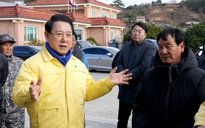 김영록 전라남도지사가 14일 완도군 약산면 득암리에서 완도 미역 양식장 피해 현황 및 건의사항을 청취하고 신속한 피해복구 대책을 당부하고 있다. 전남도 제공