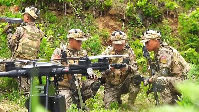 북한군 특수작전구분대원들이 드론을 활용한 전술훈련을 실시하고 있다. /조선중앙TV 연합뉴스