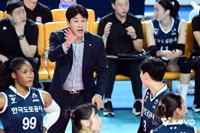 여자 프로배구 최다승을 달성한 김종민 도로공사 감독. (KOVO 제공)