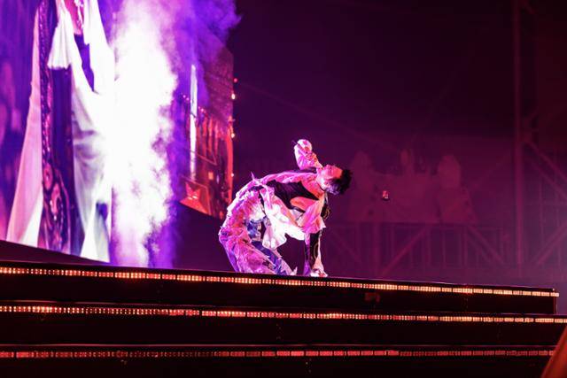 그룹 빅뱅 태양과 대성이 지드래곤의 목 상태에 대해 언급했다. 갤럭시코퍼레이션 제공