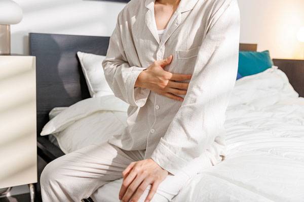 단순히 ‘숙취’로 생각했던 속쓰림이나 복통이 사실은 급성 염증성 질환의 신호일 수 있어 주의가 필요하다./사진=클립아트코리아