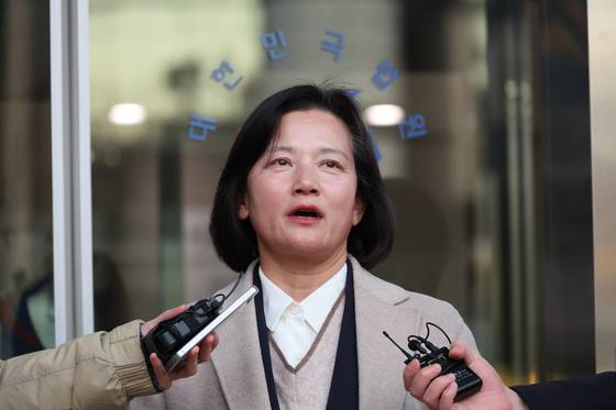 대검검사급(검사장) 보직에 있던 정유미 법무연수원 연구위원이 고검검사급(차장·부장검사) 보직인 대전고검 검사로 강등 발령 난 것과 관련해 정성호 법무부 장관을 상대로 인사명령 처분 취소 소송을 제기하기에 앞서 12일 서울 서초구 서울행정법원 앞에서 취재진의 질문에 답하고 있다. 연합뉴스