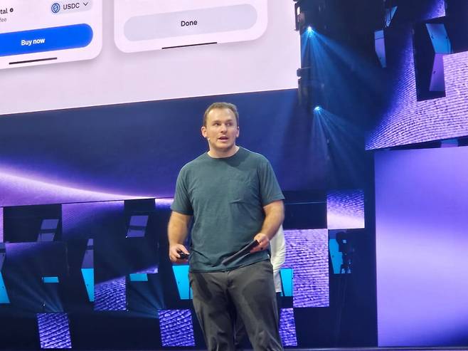 앤드루 앨런(Andrew Allen) 코인베이스 솔라나 프로덕트 리드가 '솔라나 브레이크포인트 2025'에서 발표하고 있다/사진=이수현 블루밍비트 기자