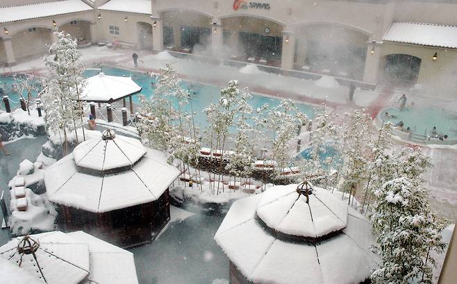아산온천 ‘아산스파비스’ 눈내리는 노천탕.