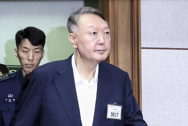 윤석열 전 대통령이 올 9월 서울 서초구 서울중앙지법에서 열린 특수공무집행방해, 직권남용 권리행사방해 등 혐의 사건 첫 공판에 출석하고 있다. 사진공동취재단