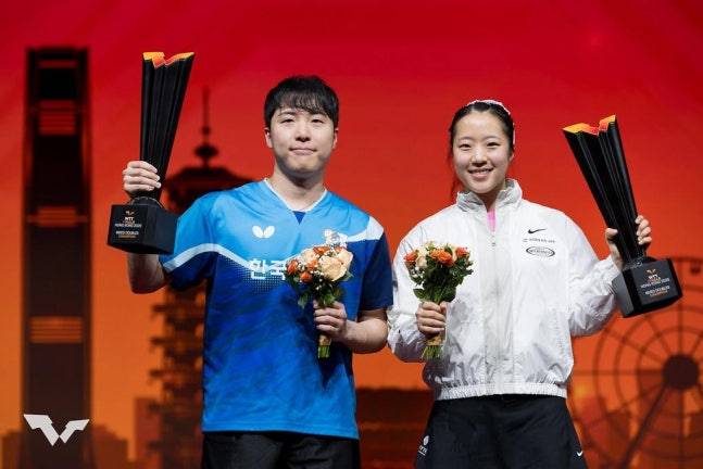 ▲ 중국 조는 쑨잉사의 움직임을 최소화하는 운영을 선택했다. 왕추친이 넓은 범위를 커버하는 형태로 경기를 풀어갔는데 임종훈-신유빈 조는 장점인 서브와 백핸드 리시브로 점수를 쌓아나가며 주도권을 쥐었고 3-0 완승을 거뒀다. ⓒ 월드테이블테니스(WTT)