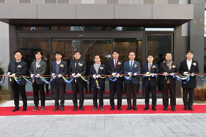 이광형(왼쪽에서 다섯 번째) KAIST 총장 등이 15일 문지캠퍼스 첨단의과학 동물실험동 준공식에서 테이프 컷팅식을 하고 있다. KAIST 제공