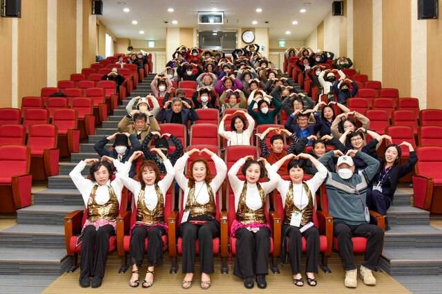 ▲ 충북대병원 충북권역암생존자통합지지센터가 지난 11일 직지홀에서 '2025년 하반기 암생존자 건강증진 프로그램'을 진행한 뒤 기념 촬영을 하고 있다./충북대병원 제공
