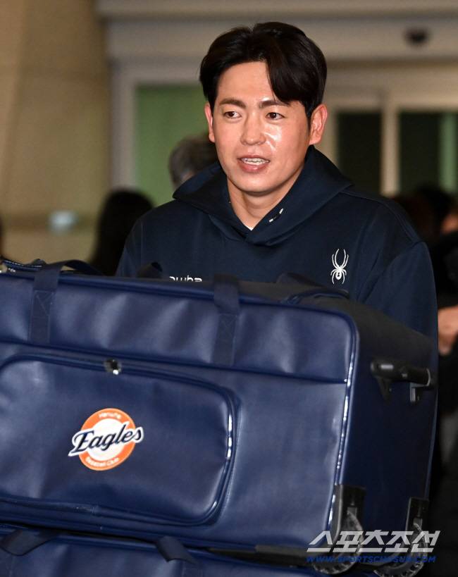 한화 이글스 선수단이 22일 인천공항을 통해 전지훈련지인 호주 멜버른으로 출국했다. 이태양이 출국장으로 들어서고 있다. 인천공항=허상욱 기자 wook@sportschosun.com/2025.01.22/