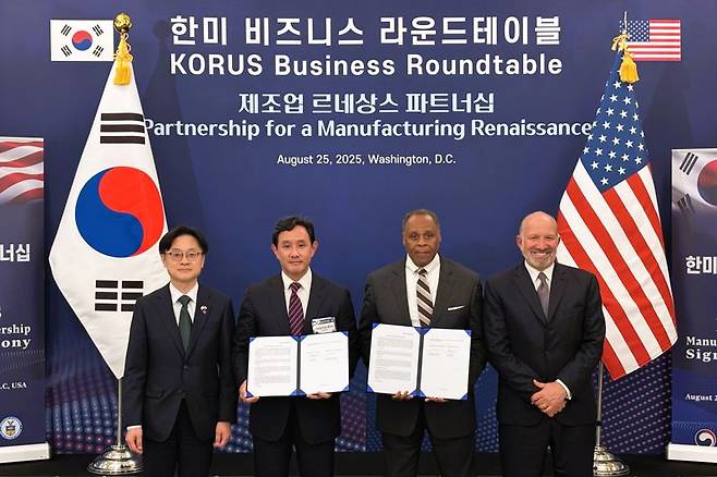 지난 8월 25일 미국에서 진행된 록히드마틴과 고려아연의 게르마늄 공급·구매와 핵심광물 공급망 협력을 위한 양해각서(MOU) 체결식에서 김정관 산업통상자원부 장관(왼쪽부터), 최윤범 고려아연 회장, 마이클 윌리엄슨 록히드마틴 인터내셔널 사장, 하워드 러트닉 미국 상무부 장관이 기념촬영을 하고 있다. 고려아연제공