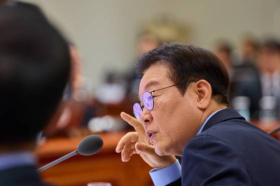 이재명 대통령이 지난달 11일 서울 용산 대통령실 청사에서 열린 국무회의에서 발언하고 있다. 뉴스1