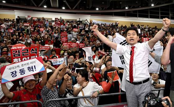 전한길 한국사 강사가 지난 8월 전당대회를 앞두고 대구 북구 엑스코에서 열린 국민의힘 제6차 전당대회 대구?경북 합동연설회에서 특정 후보를 지지하며 찬탄(탄핵 찬성)파 후보가 등장할 때마다 ‘배신자'란 구호를 외치고 있다. 뉴시스