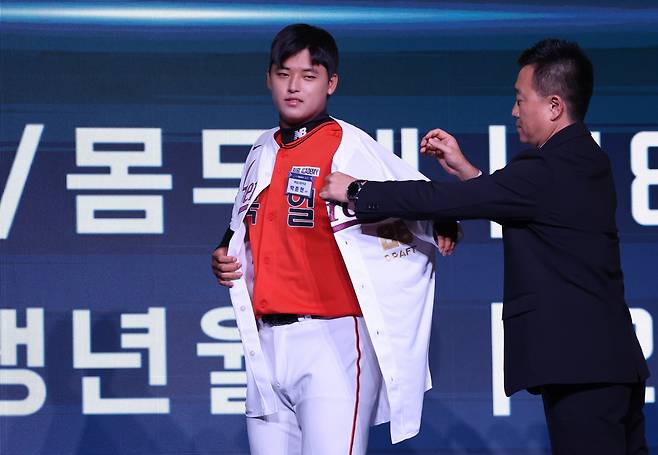 천안북일고 박준현이 9월 17일 열린 2026 KBO 신인 드래프트에서 키움에 1라운드 1순위 지명을 받은 뒤 유니폼을 입고 있다. 연합뉴스