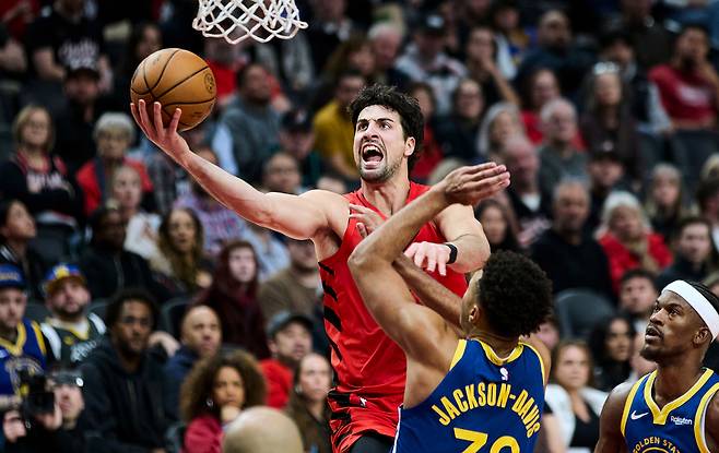 데니 아브디야가 15일 미국 오리건주 포틀랜드의 모다 센터에서 열린 골든스테이트 워리어스와 2025~2026 미국프로농구 정규리그 홈경기에서 슛하고 있다. 포틀랜드 | AP연합뉴스