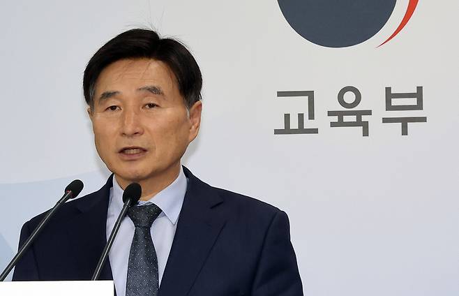 오승걸 한국교육과정평가원장이 지난 12월 4일 정부세종청사에서 2026학년도 대학수학능력시험 채점 결과와 관련 총평을 하고 있다. 오 원장은 수능 영어영역 난이도 조절 실패 논란으로 12월 10일 사퇴했다. 연합뉴스