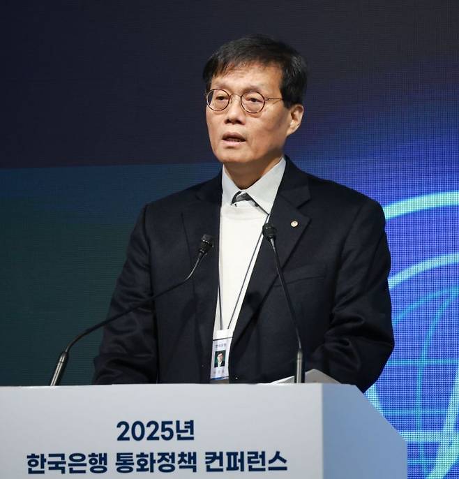 이창용 한국은행 총재가 15일 오후 서울 중구 한은에서 열린 '2025 한국은행 통화정책 콘퍼런스'에서 환영사를 하고 있다. 한국은행