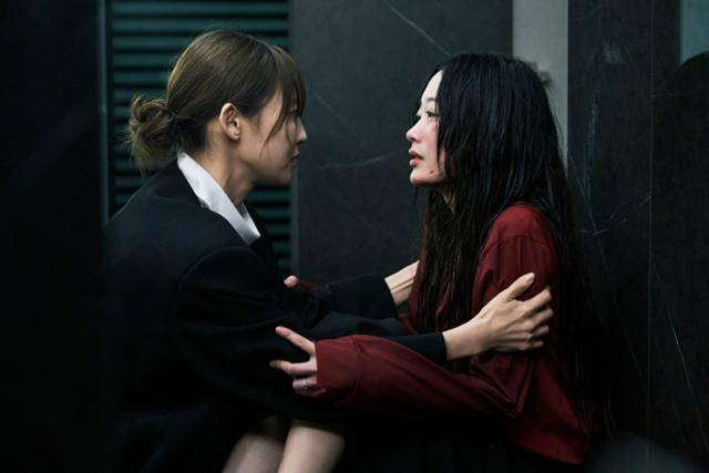 넷플릭스 드라마 '당신이 죽였다'에서 은수(전소니·왼쪽)는 친구 희수(이유미)를 가정폭력의 굴레에서 구하기 위해 가해자인 남편을 죽이자고 제안한다. 넷플릭스 제공