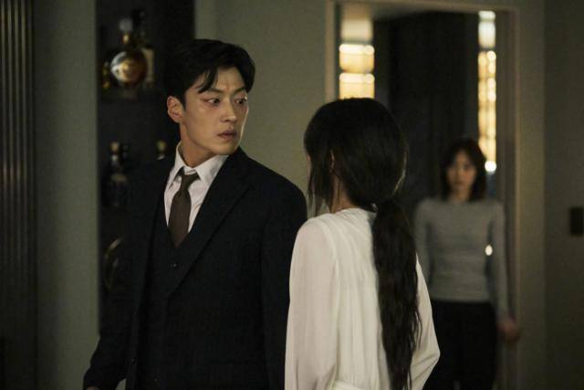 넷플릭스 드라마 '당신이 죽였다'에서 희수를 폭력으로 옥죄는 남편 노진표(장승조). 넷플릭스 제공