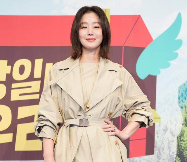 배우 김성령이 '당일배송 우리집'을 통해 예능 나들이를 앞둔 가운데, 털털하고 소녀다운 매력으로 안방극장 접수를 예고했다. JTBC 제공
