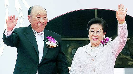 통일교에서 문선명 총재와 한학자 총재는 '참부모'라고 부른다. '완전한 아담'과 '완전한 하와'라는 :뜻이다. 문 총재는 한국과 일본을 아담과 하와에 빗대서 표현하기도 했다. 중앙포토