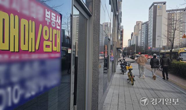 15일 오전 인천 서구 청라의 한 복합상가는 유리문마다 ‘상가 매매’, ‘임대문의’ 전단이 겹겹이 붙어있고, 창문 너머에는 불이 꺼진 빈 점포가 늘어서 있다. 박귀빈기자