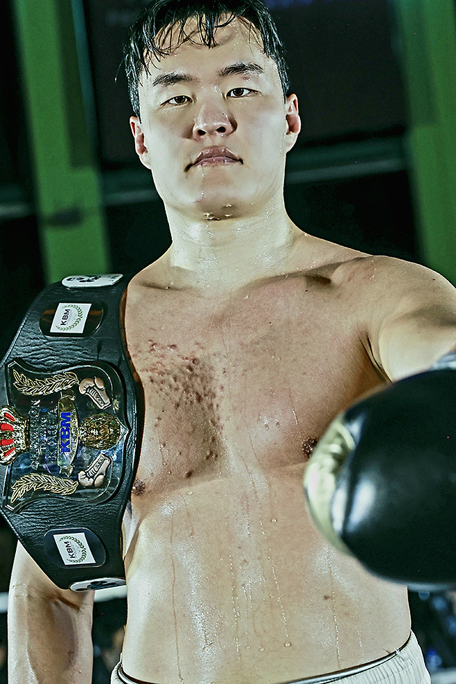 김태광이 2025년 12월 서울특별시 노원구 육사체육관에서 사단법인 한국복싱커미션 KBM 헤비급 챔피언 등극 기념 촬영을 하고 있다. 사진=FINAL FLASH 박종혁 작가 제공