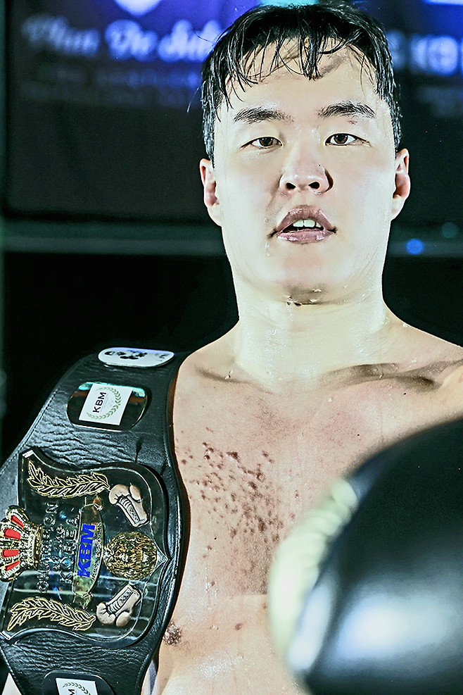 김태광이 2025년 12월 서울특별시 노원구 육사체육관에서 사단법인 한국복싱커미션 KBM 헤비급 챔피언 등극 기념 촬영을 하고 있다. 사진=FINAL FLASH 박종혁 작가 제공