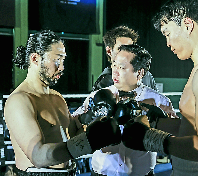 이선행과 김태광이 2025년 12월 서울특별시 노원구 육사체육관 사단법인 한국복싱커미션 KBM 헤비급 챔피언결정전 시작에 앞서 손경수 주심으로부터 주의 사항을 듣고 있다. 사진=FINAL FLASH 박종혁 작가 제공