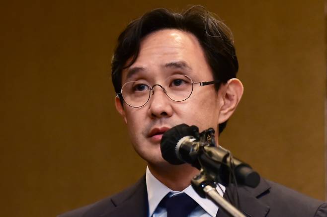 지난해 10월2일 서울 용산구 소월로 그랜드 하얏트 서울에서 열린 긴급 기자회견에 참석한 최윤범 고려아연 회장. /사진=임한별 기자