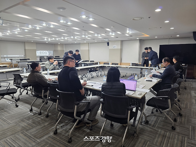 프로농구 10개 구단의 사무국장들이 16일 서울 KBL 센터에서 열린 사무국장 회의를 앞두고 대화를 나누고 있다. 황민국 기자