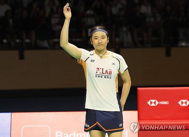 인사하는 안세영 (수원=연합뉴스) 홍기원 기자 = 안세영이 28일 경기도 수원체육관에서 열린 세계배드민턴연맹(BWF) 월드투어 슈퍼 500 코리아오픈 여자단식 결승에서 일본 야마구치 아카네에 패하며 준우승을 차지한 후 팬들에게 인사하고 있다. 2025.9.28 xanadu@yna.co.kr