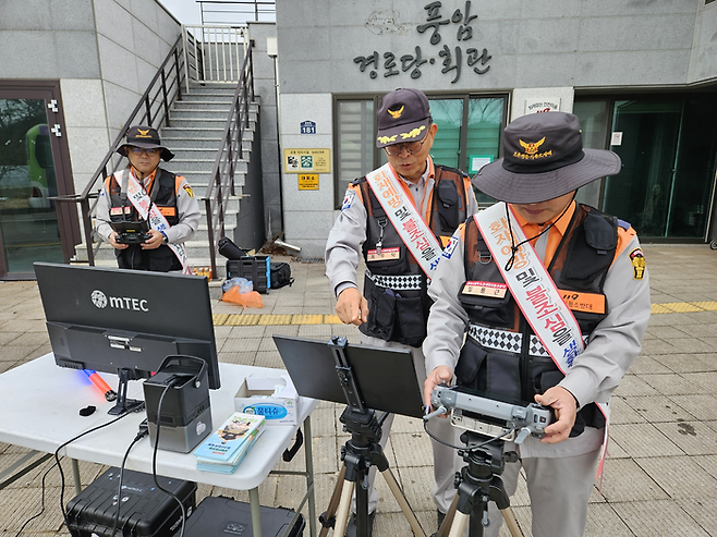 드론 전문의용소방대원들이 실시간 드론 촬영 영상을 모니터링하고 있다.