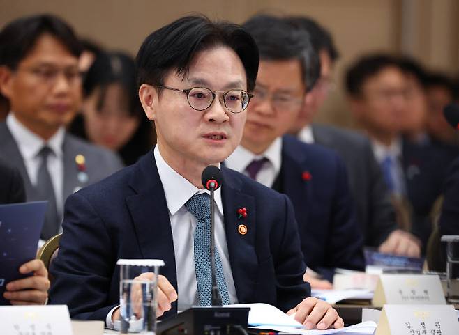 김정관 산업통상자원부 장관이 17일 정부세종컨벤션센터에서 이재명 대통령에게 업무보고를 하고 있다. (사진=연합뉴스)