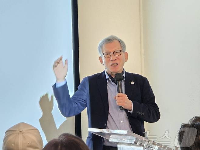 유홍준 국립중앙박물관장이 16일(현지시간) 미국 워싱턴DC 한국문화원에서 한국 고미술사를 주제로 특별강연을 하고 있다. 2025. 12.16. ⓒ News1 류정민 특파원