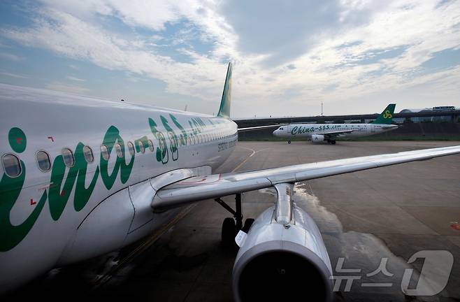 중국 춘추항공 소속 에어버스 A320 항공기가 상하이 홍차오공항에 정차돼 있다. 2012.7.6 ⓒ 로이터=뉴스1 ⓒ News1 정은지 특파원