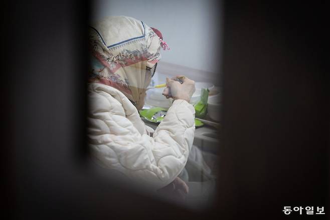 연순이 자신의 침대에서 홀로 점심을 먹고 있다. 식탁에는 좋아하는 간식인 카스타드 봉지가 보인다.