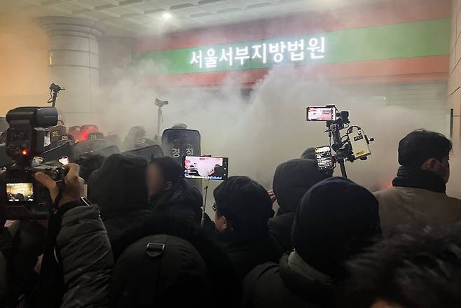 19일 새벽 윤석열 대통령에 대한 구속영장이 발부되자 서울 서부지법에 지지자들이 진입해 소화기를 뿌리며 난동을 부리고 있다. 2025.1.19 뉴스1