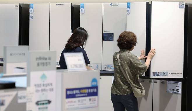 서울의 한 마트 가전매장을 찾은 시민들이 냉장고를 살펴보고 있다. 사진=뉴스1