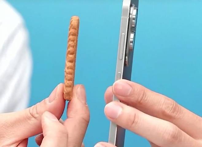 테크 전문 크리에이터 '잇섭'이 지난 5월13일 오후 진행된 네이버 쇼핑라이브 '핫IT슈'에 나와 삼성전자의 초슬림 스마트폰 갤럭시S25 엣지와 과자 얇기를 비교하고 있다. 사진=네이버 쇼핑라이브 갈무리