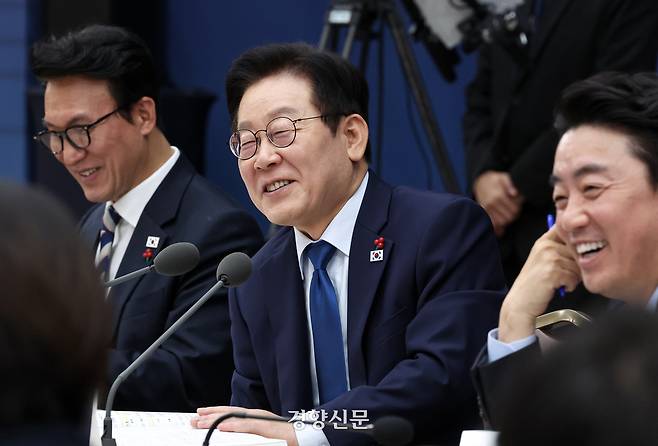 이재명 대통령이 17일 세종시 정부세종컨벤션센터에서 열린 산업통상자원부·지식재산처·중소벤처기업부 업무보고에서 질문을 하다 박장대소를 하고 있다. 대통령실사진기자단