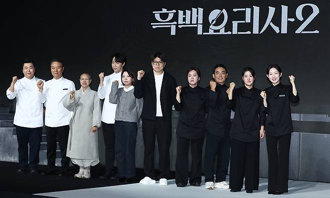 ‘흑백요리사: 요리 계급 전쟁 시즌2’의 연출을 맡은 김학민 PD(왼쪽 여섯번째)를 비롯한 출연진이 17일 기자간담회 이후 기념촬영을 하고 있다. 넷플릭스 제공